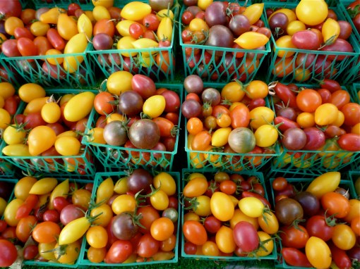 Colourful heirloom tomatoes at the farmer's market